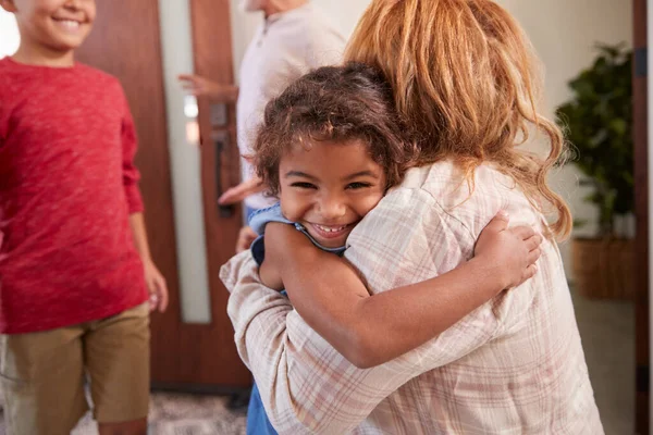 Grootouders Groeten Kleinkinderen Aan Voordeur Als Bezoek Komen — Stockfoto