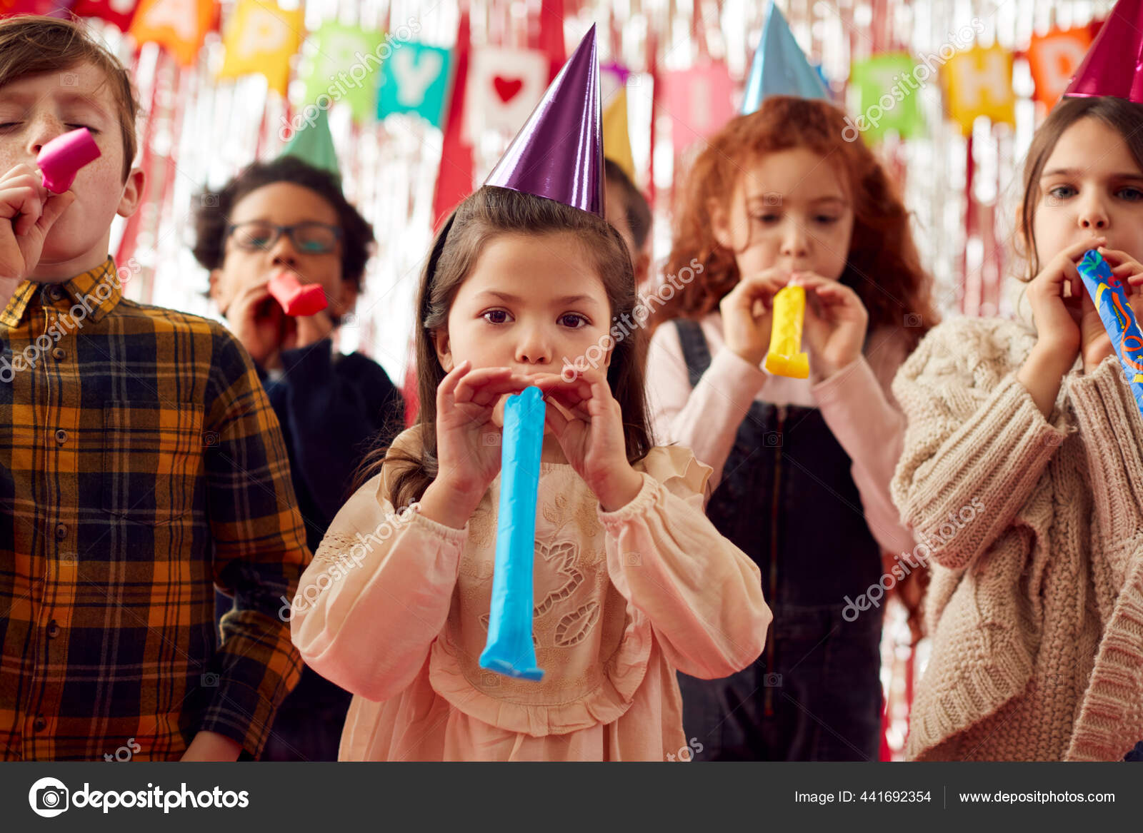 Grupo De Crianças Pequenas Têm Festa De Aniversário, Usar Chapéus