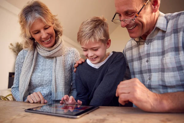 Nipote Con Nonni Giocare Digitale Tavoletta Casa Insieme — Foto Stock