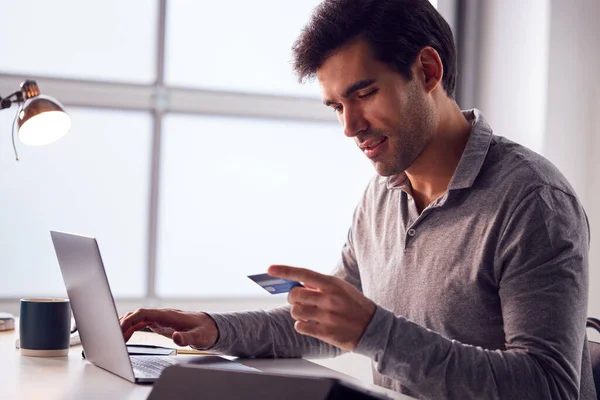 Zakenman Werken Laat Laptop Bij Balie Office Het Maken Van — Stockfoto