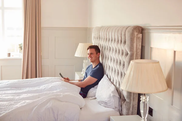 Mann Hause Bett Selbstisolierend Mit Digitalem Tablet Und Handy Während — Stockfoto