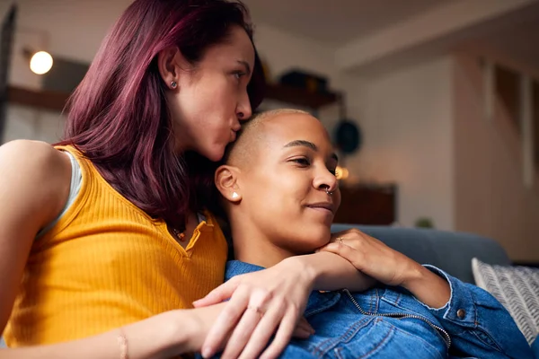 Loving Same Geslacht Vrouw Paar Liggend Bank Thuis Kijken Ontspannen — Stockfoto