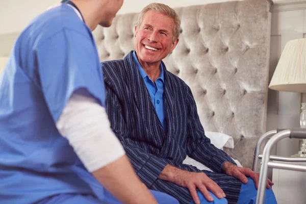 Man Doctor Making Home Bezoek Aan Senior Man Met Walking — Stockfoto