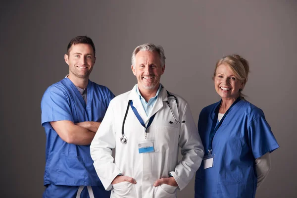 Studio Portret Van Drie Leden Van Het Medische Team Dragen — Stockfoto