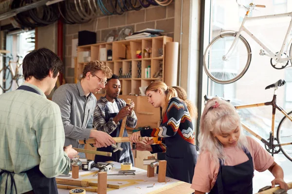 Multi Cultural Team Workshop Montering Hand Byggd Hållbar Bambu Cykel — Stockfoto