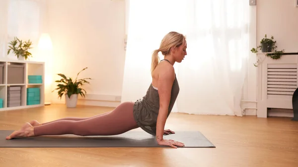 Donna Studio Yoga Piedi Stuoia Esercizio Stretching — Foto Stock