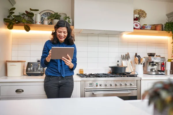 Volwassen Vrouw Thuis Keuken Zoek Naar Digitale Tablet — Stockfoto