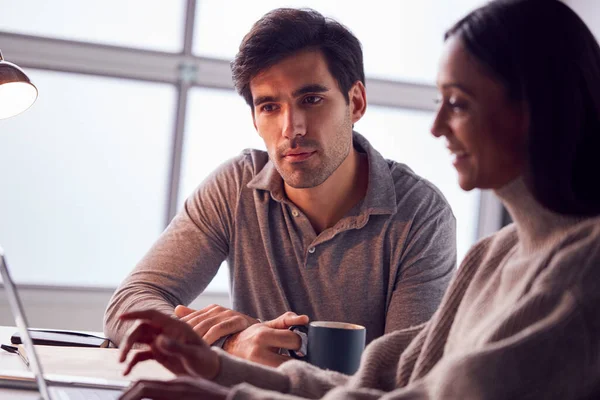 Zakenvrouw Werken Laptop Bij Balie Samenwerken Met Mannelijke Collega Drinken — Stockfoto