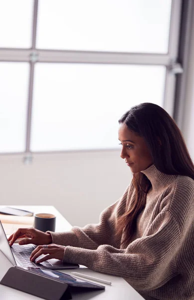 Geschäftsfrau Arbeitet Laptop Schreibtisch Modernen Büro — Stockfoto
