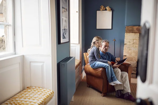 Nieta Con Abuelo Silla Mirando Tableta Digital Casa Juntos — Foto de Stock