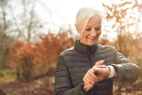 Senior Kvinna Kör Höst Countryside Utövar Kontroll Smart Klocka Fitness — Stockfoto