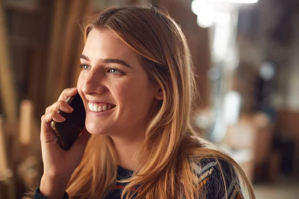 Atölyedeki Kadın Işyeri Sahibi Cep Telefonundan Arama Yapıyor — Stok fotoğraf