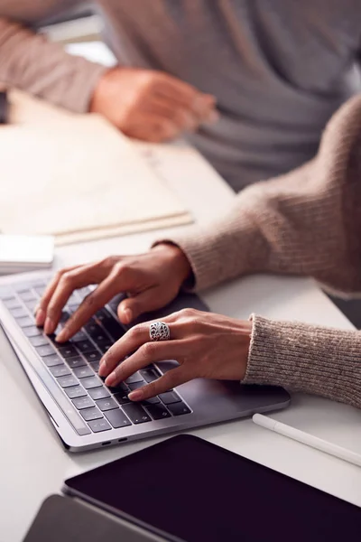 Primer Plano Mujer Negocios Que Trabaja Ordenador Portátil Escritorio Que —  Fotos de Stock