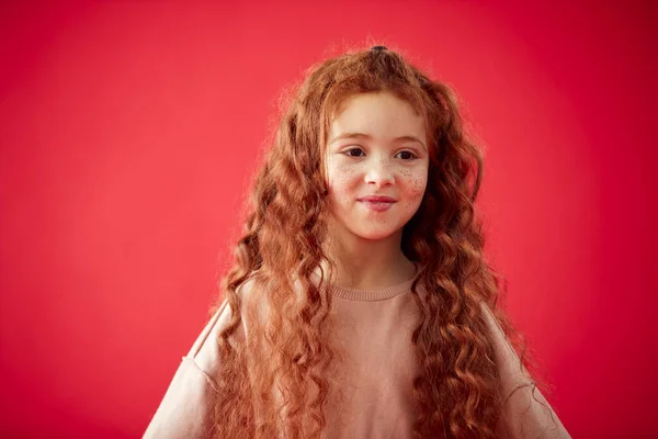 Портрет Дівчини Довгим Червоним Волоссям Фоні Червоної Студії Посміхаючись Камеру — стокове фото