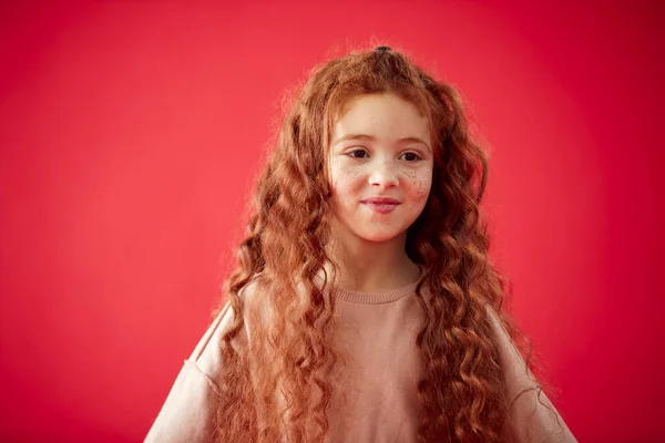 Retrato Menina Com Cabelo Vermelho Longo Contra Fundo Estúdio Vermelho — Fotografia de Stock