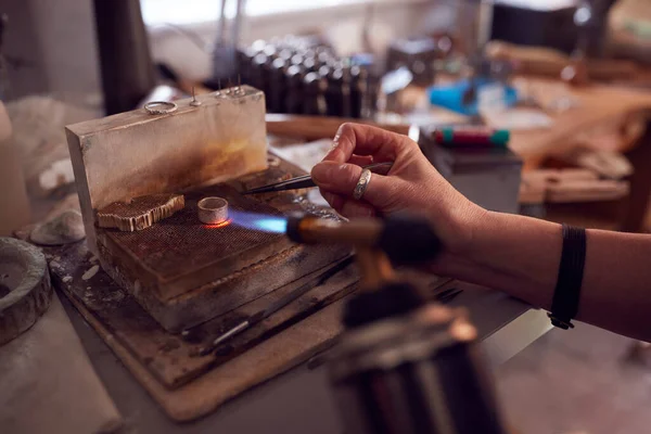 Närbild Manliga Juvelerare Som Arbetar Ring Med Blåslampa Studio — Stockfoto