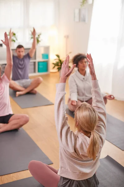 Group Teacher Sitting Exercise Mats Stretching Yoga Class Community Center — Stock Photo, Image