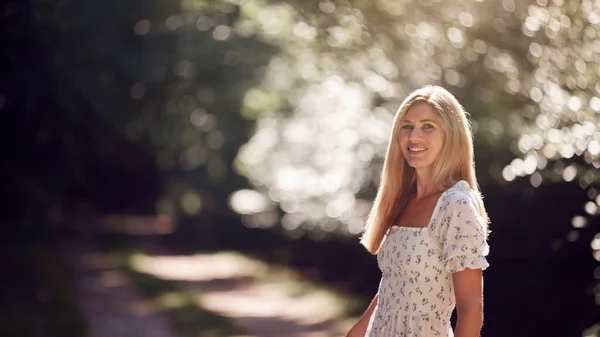 Porträtt Leende Kvinna Bär Sommarklänning Promenader Längs Landsbygden Vägen — Stockfoto