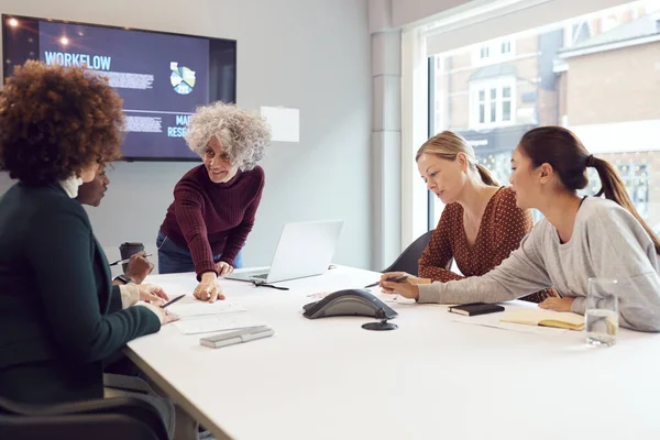 Madura Empresaria Liderando Reunión Creativa Mujeres Colaborando Alrededor Mesa Oficina —  Fotos de Stock