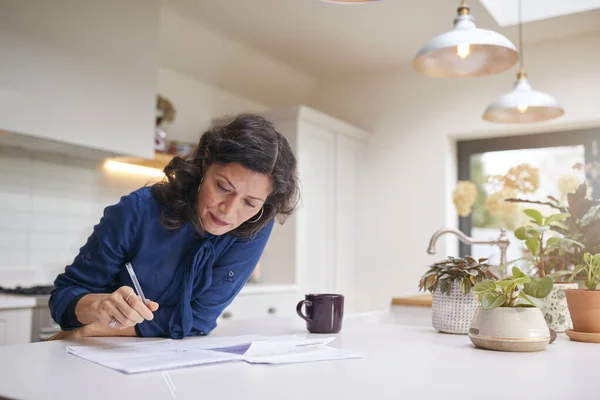 Volwassen Vrouw Beoordelen Ondertekenen Binnenlandse Financiën Investeringen Papierwerk Keuken Thuis — Stockfoto