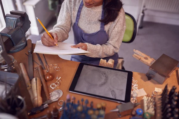 Stüdyodaki Dijital Tablet Yüzük Tasarımına Bakan Kadın Kuyumcuyu Kapat — Stok fotoğraf