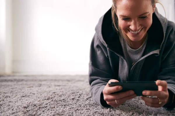 Vrouw Ontspannen Thuis Zoek Naar Sociale Media Sms Berichten Mobiele — Stockfoto