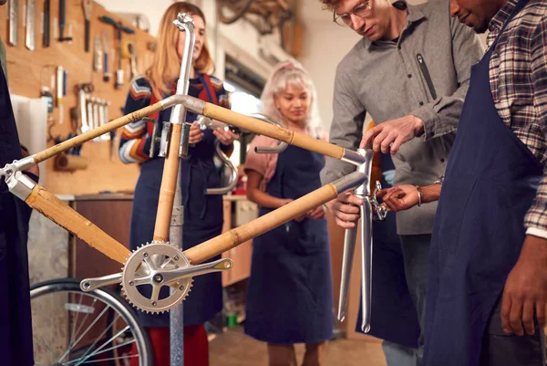 ワークショップで多文化チームが手組みで持続可能な竹自転車フレームを構築 — ストック写真