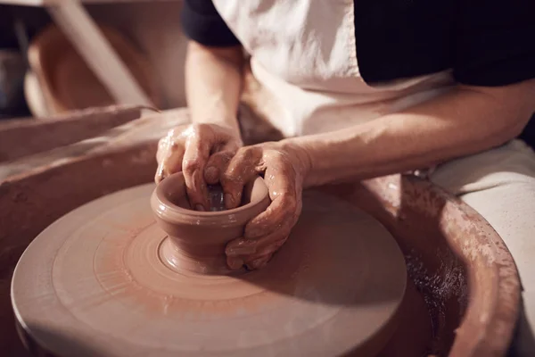 Close Female Potter Shaping Clay Pot Pottery Wheel Ceramics Studio — Stock Photo, Image