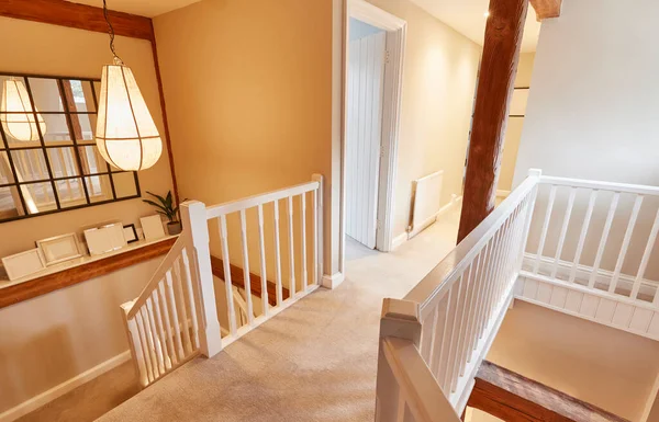 家族の家で露出した木製の梁と美しい階段と着陸のインテリアビュー — ストック写真