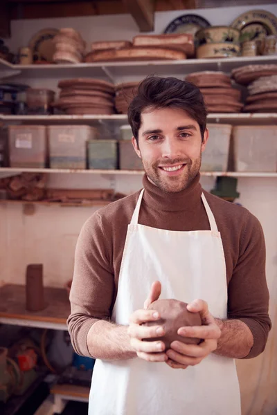 Portret Van Mannelijke Pottenbakker Dragen Apron Holding Lump Clay Keramiek — Stockfoto