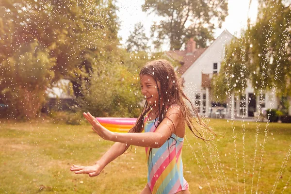 Flicka Bär Baddräkt Kul Sommaren Trädgård Spela Vatten Från Garden — Stockfoto