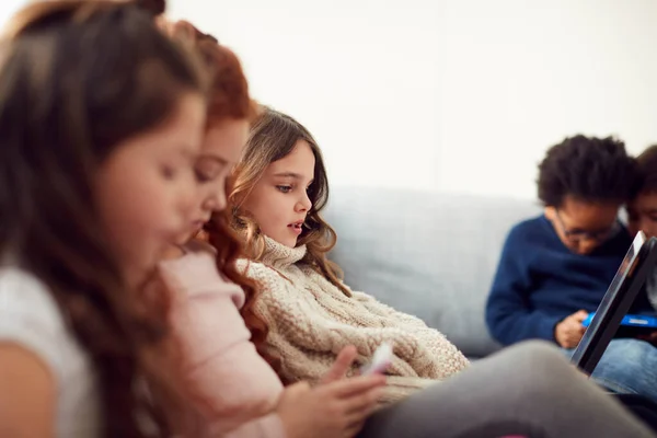 Grupo Niños Con Amigos Sentados Sofá Casa Jugando Juntos Dispositivos — Foto de Stock