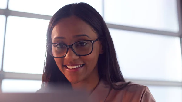 Zakenvrouw Werkt Laptop Aan Bureau Modern Kantoor — Stockfoto