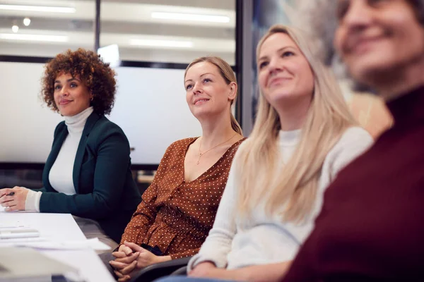 Linje Affärskvinnor Moderna Office Lyssna Presentation Colleague — Stockfoto