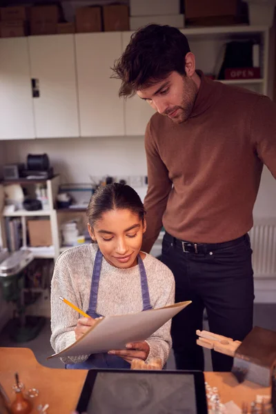 Paar Lopen Maat Sieraden Bedrijf Bespreken Ontwerp Studio — Stockfoto