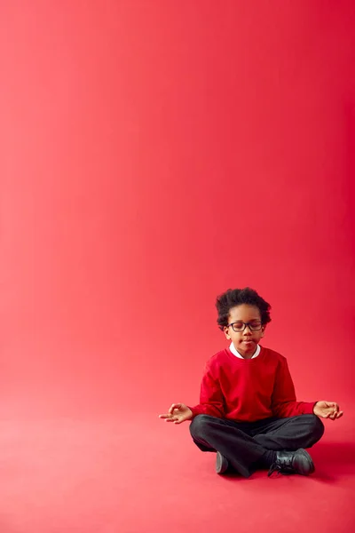 Férfi Általános Iskola Pupil Viselő Egyenruha Ülés Meditáció Ellen Red — Stock Fotó
