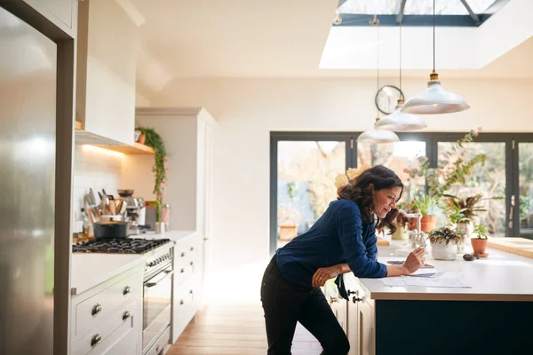 Mujer Madura Revisando Firmando Finanzas Nacionales Papeleo Inversión Cocina Casa — Foto de Stock