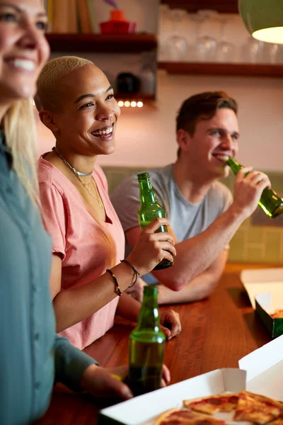 Groep Van Vrienden Vieren Met Bier Vergadering Thuis Het Eten — Stockfoto