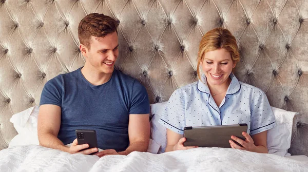 Numaralı Odaya Kilitlenirken Evde Bulunan Çift Dijital Tablet Cep Telefonu — Stok fotoğraf