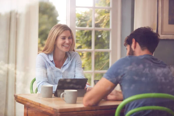 Par Med Digital Surfplatta Sitter Vid Bordet Arbetar Hemifrån Visas — Stockfoto