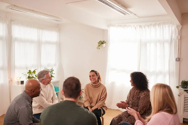 Woman Speaking Support Group Meeting Mental Health Dependency Issues Community — Stock Photo, Image