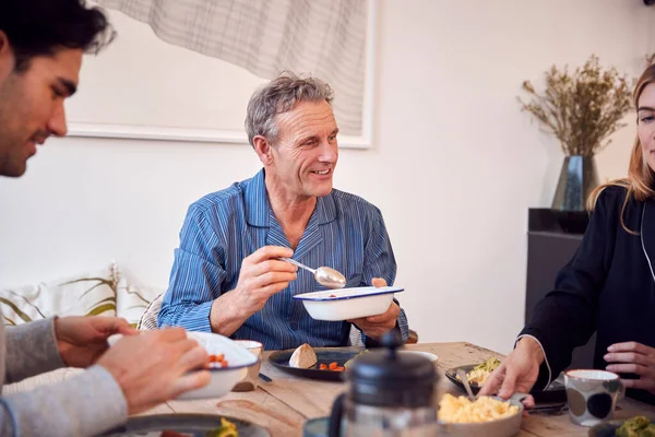 Família Várias Gerações Sentada Torno Mesa Casa Pijama Desfrutando Brunch — Fotografia de Stock