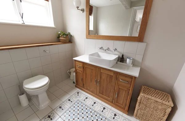 Innenansicht Des Schönen Badezimmers Mit Waschbecken Und Einfamilienhaus — Stockfoto