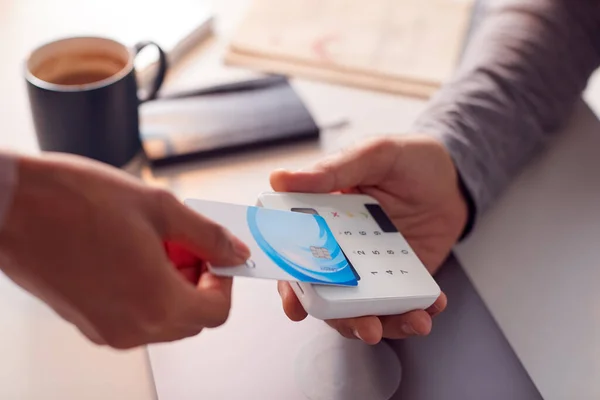 Mujer Haciendo Pago Sin Contacto Usando Tarjeta Crédito Hombre Que — Foto de Stock