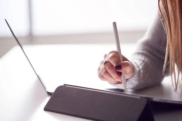 Close Van Zakenvrouw Werken Vanuit Huis Tekenen Digitale Tablet Met — Stockfoto