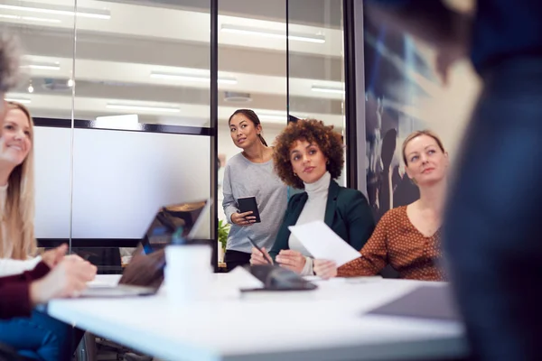 Businesswoman Příjezd Pozdě Prezentaci Kolegy Moderní Kanceláři — Stock fotografie