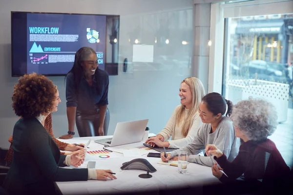 사무실에서 테이블 주변에서 협력하는 여성들의 창의적 모임을 이끌고 사업가 — 스톡 사진