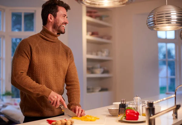 Uomo Cucina Casa Preparazione Ingredienti Pasto — Foto Stock