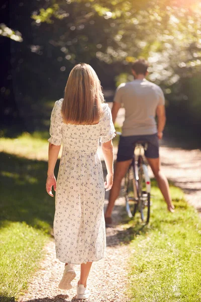 Visão Traseira Casal Andando Longo Bicicleta Equitação Caminho Campo Verão — Fotografia de Stock