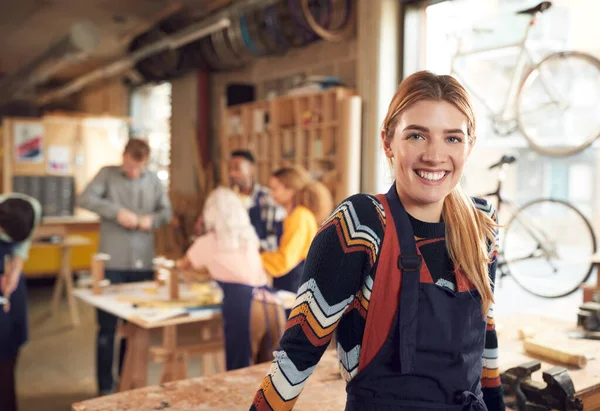 Retrato Propietaria Una Pequeña Empresa Femenina Taller Montaje Bicicletas Bambú —  Fotos de Stock